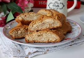 Iniziate a impastare e aggiungete le nocciole e le gocce di cioccolato. Biscotti Tozzetti Finti Cantucci Con Nocciole E Mandorle Cucinare E Come Amare