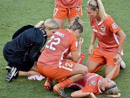 Julie ertz (chicago red stars), lindsey horan (portland thorns fc), rose lavelle , kristie mewis (houston dash), samantha mewis (north carolina courage) Kristie Mewis 19 Houston Dash Being Attended To After Injuring Her Knee Women S Soccer Team Womens Soccer Houston Dash