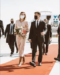 Олена зеленська гідно увійшла в роль першої леді держави і завжди з'являється на світських заходах в елегантних образах, демонструє. Zelenskij Makron Yak Olena Zelenska Viglyadala V Parizhi