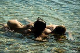 海の水で裸のカップルの愛の関係。セクシーな体に恋するカップルはビーチでリラックス。セクシーな女性と男性はセックスゲームをしています。夏休みと楽園旅行休暇。家族とバレンタインの日の写真素材・画像素材  Image 103476246