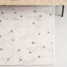 Du tapis pour la chambre de fille au tapis pour la chambre de garçon, il y en a pour tous les genres et les couleurs ! Tapis Etoiles Constellation Gris Chambre Enfant Par Art For Kids