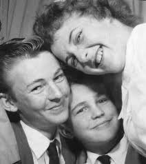 Community Celebrates Wrestlers as they Leave for State Tournament