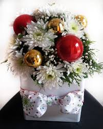 (think like hopscotch pattern) the clear won't show in the arrangement after all the flowers are in place. Christmas Flowers In A Vase Flowerandballooncompany Com