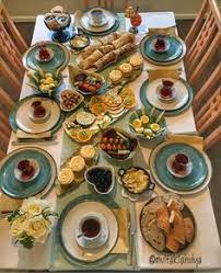 Graphic pillows visually pop off the gray bench cushion and a textured pendant complements the hardwood floor. 36 Ø¹Ø²ÙˆÙ…Ø§Øª Ideas Food Presentation Food Table Food And Drink