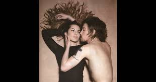 Il m'aimait bien et m'offrait des feuilles que je remplissais de dessins pornos. Photo Julien Dore Tout Nu Dans Les Bras De Louise Bourgoin Purepeople