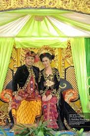 Busana resmi daerah yang pertama ini punya keunikan sendiri dibandingkan baju resmi daerah berasal dari daerah lain, biasanya baju ini dipakai untuk acara penting contohnya acara pernikahan dan acara upacara tradisi wilayah setempat. Foto Pernikahan Foto Pengantin Adat Lombok Lombok Wedding Photography By Poetrafoto Indonesia Wedding Photographe Foto Pengantin Pernikahan Foto Perkawinan