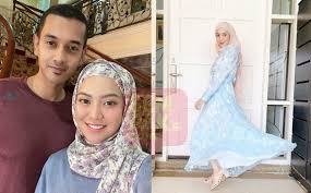 Mawar turut memuat naik fotonya bersama suami memakai pakaian sedondon merah. 47 Bekas Suami Mawar Rashid Images Kadgallery