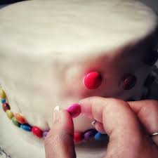 Das loch randvoll mit den smarties® füllen und den letzten boden auflegen. Surprise Inside Cake Von Knall Bis Bunt