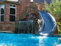 Haus Garten 31 Tolle Ideen Fur Einen Pool Mit Rutsche Einen Garten Ideen Rutsche Tolle Backyard Pool Cool Swimming Pools Cool Pools