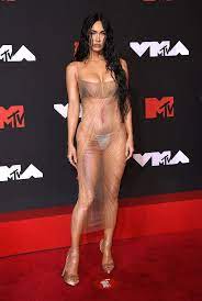 26 Best Celebrity Naked Dresses of all Time - Morning Lazziness