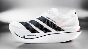 Adidas lança Adizero Adios Pro Evo 3 com menos de 100 gramas e inovações em espuma e carbono