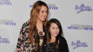 Enter @ your own risk! So Schwer War Es Fruher Fur Noah Cyrus Als Mileys Schwester Promiflash De