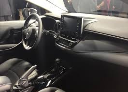Para dar mais sofisticação ao modelo, o interior do novo corolla tem bancos com partes revestidas de couro (lateral do acento e lateral do encosto dos bancos dianteiros e o volante). Corolla 2020 Desvendado Veja Precos E Fotos Do Seda Da Toyota