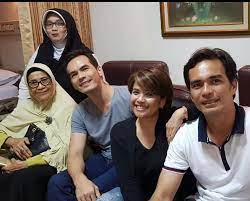Teddy dan atalarik syah ungkap rasanya 8 bersaudara yang isinya lelaki semua! Potret Harmonis Rina Gunawan Dan Teddy Syah