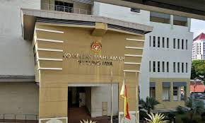 Awal2 lg me, hubby n sister pegi mahkamah sampai b4 8.00am. Malaysiakini Rempuh Polis Dua Lelaki Dihadap Ke Mahkamah