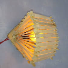 Cobalah dari yang paling sederhana seperti membuat lampu tidur dari stik es krim. Buat Lampu Tidur Yang Cantik Dari Stik Es Krim Ini