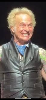 Debate Over Aging Rock Stars Flares After David Lee Roth Butchers VAN HALEN  Classics Live 💩 READ HERE:  https://metalwani.com/2025/08/david-lee-roth-panama-performance-criticism.html