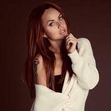 Meet the women of the 2021 maxim hot 100. 38 Letnyuyu Pevicu Maksim Vveli V Iskusstvennuyu Komu Vokrug Tv