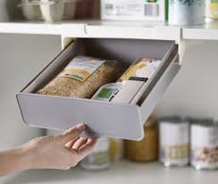 18 Accessoires De Rangement Pratiques A Moins De 30 En 2020 Tiroir Suspendu Rangement Etagere Placard
