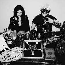 Het oorspronkelijke duo bestaat uit kaiser von loopy en vas kallas, die begonnen in februari 1993. Hanzel Und Gretyl Interview Tales Of The Black Forest Regen Magazine