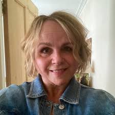 Mẹ tôi yêu anh ấy! Cô ấy có tất cả hồ sơ của anh ta!