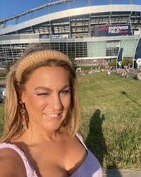 Mama is “Out of the woods” enough for me to make it to #taylorswift. Keep  those prayers a comin'. See you