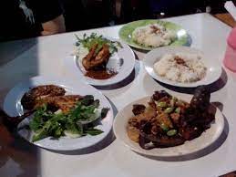 Pecel Lele Dan Ayam Goreng Juga Jeroan Ayam Goreng