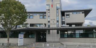 Cancellable up to the day of arrival. Mantes La Jolie Le Commissariat En Deuil La Gazette En Yvelines