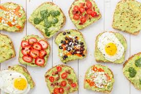 Avocadocreme Auf Brot Schmieren Ideen Zum Dekorieren Und Gestalten Sandwich Mit Ei Mit Pesto Oder Mit Erdbee Avocado Recipes Easy Avocado Recipes Toast Recipes