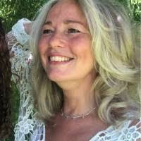 Linda Claus's Instagram, Twitter & Facebook