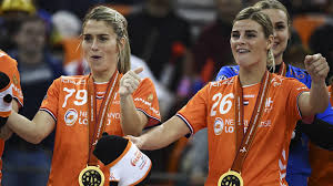 Her birthday, what she did before fame, her family life, fun trivia facts, popularity rankings, and more. Handbalster Polman Van Veld Gedragen Vrees Voor Nieuwe Knieblessure Nos