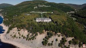 Russian police detain navalny's doctor over prison protest. Putin S Palace Alexei Navalny 1 Billion Property Russian President New Video Tatler