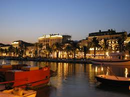Ou passez pour notre section dédiée à l'hébergement en croatie, hébergement à split. File Croatia Split Riva Under Night Jpg Wikipedia