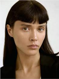 Ricordate che la frangia corta necessita di capelli lisci o lievemente mossi (ma poco mossi!). Marusya K Modelagentur Munchen Hamburg Most Wanted Models Influencer Agentur