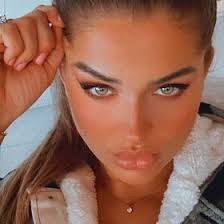 Jessica Roscoe's Instagram, Twitter & Facebook