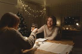 Es können auch romantische ideen für zuhause sein, wenn sie dem partner auf kleinen zettelchen nette nachrichten zukommen lassen. Silvester Zu Zweit Romantische Silvesterabend Ideen Fur Zwei Lebens Karneval