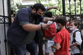 Το 13033 είναι ο πενταψήφιος αριθμός στον οποίο κάθε μέρα στέλνουν sms εκατομμύρια πολίτες με τους κωδικούς για τη μετακίνηση τύπου β. Sxoleia Me Bebaiwsh Metakinhshs H Epistrofh Sta 8rania Ti Sms 8a Prepei Na Stelnoyn Oi Goneis In Gr