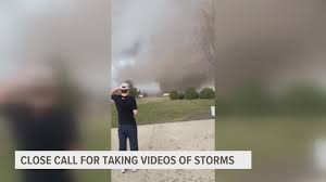 Iowa police: Too many people risk safety to film tornadoes