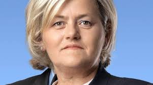 novi konkurs u unsko sanskim šumama a Vildana Alibabić priča o poštenju.  Dali joj 5000 KM na kafu i daju svako malo nešto da bi ona dizala ruku.  Toliko o poštenju Naše