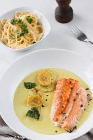 Pave De Saumon Au Lait De Coco La Cuisine D Adeline Recette Recette Pave De Saumon Recette Saumon Recette Poisson