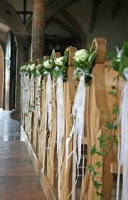 Dafür ist die wahl der passenden dekoration entscheidend, denn hier gibt es viele möglichkeiten. Kirchenbaenke Church Wedding Decorations Wedding Aisle Decorations Wedding Decorations