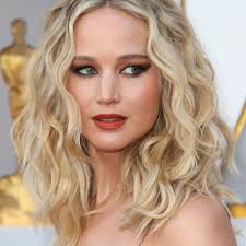 This stacked hairstyle will mix the grey and blonde hair shades making it look attractive. These Are 38 Of The All Time Best Hairstyles For Thin Hair