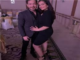 التحق بكلية التجارة، إلا أنه تركها في سنته الدراسية الثالثة؛ من أجل الالتحاق في «المعهد العالي للفنون المسرحية» وتخرج منه، وبدأ مشواره الفني من خلال مشهد صغير في مسلسل ذئاب الجبل وهو لا يزال يدرس بالمرحلة الثانوية. Ø¨Ø¹Ø¯ Ø§Ø¹Ù„Ø§Ù† Ø¹ÙˆØ¯ØªÙ‡Ø§ Ø£Ø­Ù…Ø¯ Ø²Ø§Ù‡Ø± ÙŠØ­ÙƒÙŠ Ù…Ù„Ùƒ Ø¨Ù†ØªÙŠ ØªØ´Ø¨Ù‡Ù†ÙŠ ÙÙŠ Ø§Ù„ØªÙ…Ø«ÙŠÙ„ Ø¨ÙˆØ§Ø¨Ø© Ø£Ø®Ø¨Ø§Ø± Ø§Ù„ÙŠÙˆÙ… Ø§Ù„Ø¥Ù„ÙƒØªØ±ÙˆÙ†ÙŠØ©