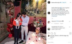 1.78 boyundaki milli futbolcumuz hakan çalhanoğlu aslen bayburt konursu beldesi kütüğüne kayıtlıdır. Hakan Calhanoglu Esi Sinem Calhanoglu Ile 2 Evlilik Yildonumlerini Kutladi Elmaelma