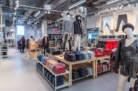 Fly away with american eagle. American Eagle Opens Futuristic Store Concept With Free Laundry