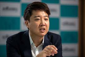 반면, 이준석 후보는 공세에 대응하지 않고 부울경 지역에 데이터센터를 구축하겠다며 지역맞춤형 공약을 제시했습니다. ê²½í–¥ì‹ ë¬¸