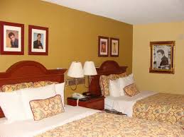 Days inn by wyndham memphis at graceland. Elvis Themed Room Picture Of Days Inn By Wyndham Memphis At Graceland Tripadvisor
