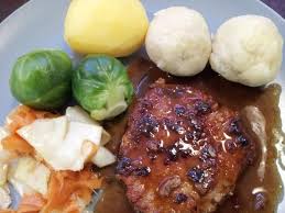 Schweinemedaillons Vom Filet Royal In Bier Kummel Safterl Rezept Rezept Schweinemedaillons Schweine Medaillons Lebensmittel Essen