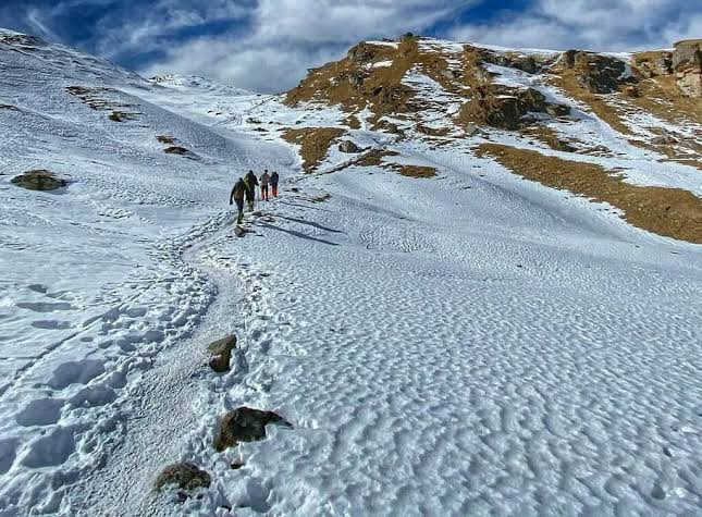 Why Is the Location of Kuari Pass Important for Trekkers?