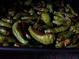 I peperoncini verdi sono piccoli peperoni dal sapore dolciastro, detti anche friggitelli e in alcune zone anche friarielli, la cui raccolta avviene da giugno a ottobre. Peperoncini Verdi Al Forno
